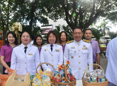 เข้าร่วมพิธีลงนามถวายพระพรชัยมงคล และทำบุญตักบาตร ... พารามิเตอร์รูปภาพ 6