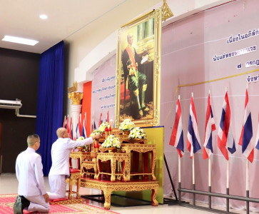 พิธีบำเพ็ญกุศลถวายพระราชกุศลแด่พระบาทสมเด็จพระปรเมนทรรามาธิบดีศรีสินทรมหามงกุฎ พระบาทสมเด็จพระจอมเกล้าเจ้าอยู่หัว พระสยามเทวมหามงกุฎวิทยมหาราช ... พารามิเตอร์รูปภาพ 1