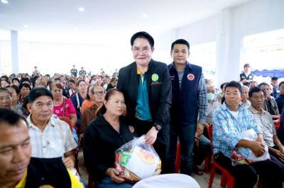 รมช.อัครา ติดตามสถานการณ์น้ำและมอบถุงยังชีพ ... พารามิเตอร์รูปภาพ 1