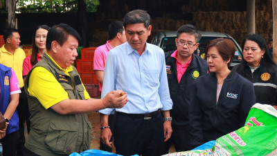 ผวจ.พะเยา นำคณะ ลงพื้นที่ตรวจเยี่ยมล้งรับซื้อลำไย ... พารามิเตอร์รูปภาพ 1