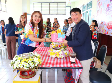 กิจกรรม “สงกรานต์อบอุ่นใจ รดน้ำขอพรผู้ใหญ่ สืบสานประเพณีไทย ... พารามิเตอร์รูปภาพ 9